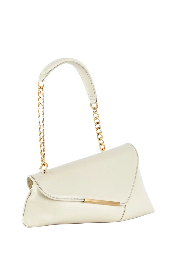 Bolsa branca com alça de corrente dourada e design sofisticado, ideal para looks elegantes e modernos.