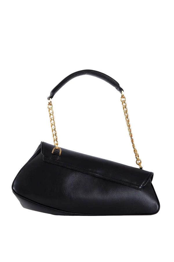 Bolsa preta com alça de corrente dourada e design sofisticado, ideal para looks elegantes e funcionais.