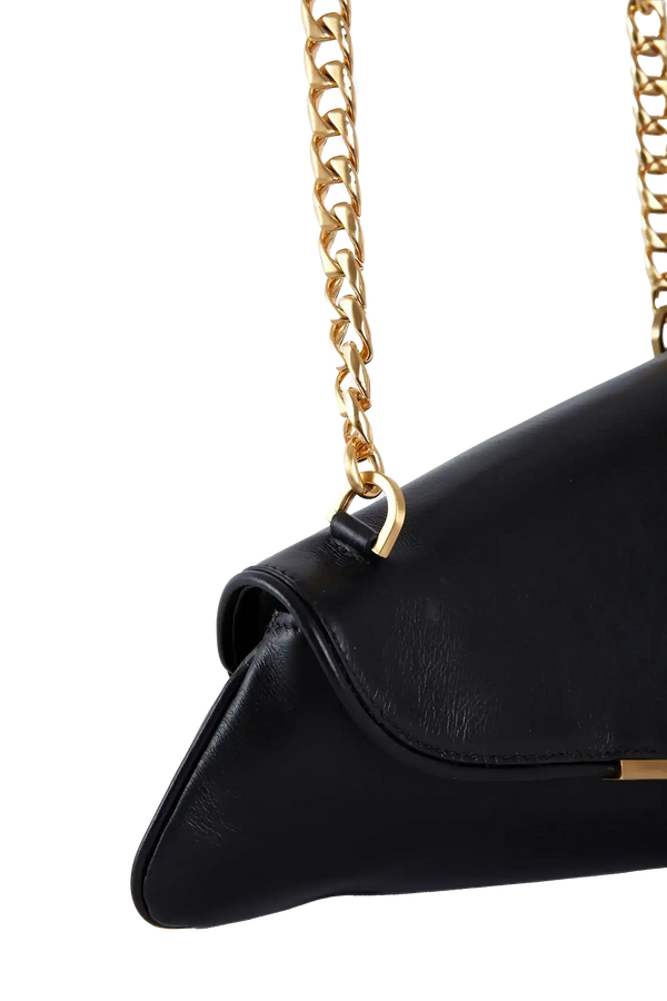 Bolsa preta com alça de corrente dourada, design sofisticado e funcional