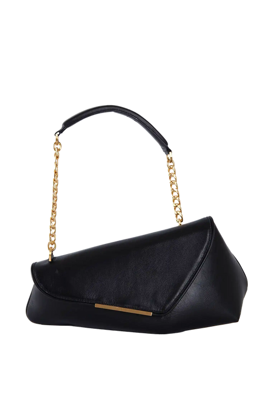 Bolsa preta com alça de corrente dourada e design moderno, ideal para looks sofisticados e funcionais.
