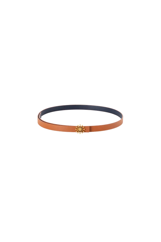Cinto de couro de 20mm na cor marrom com fivela metálica dourada elegante com acabamento com costuras reforçadas, design sofisticado e atemporal ideal para ajustar e complementar o visual com elegância.