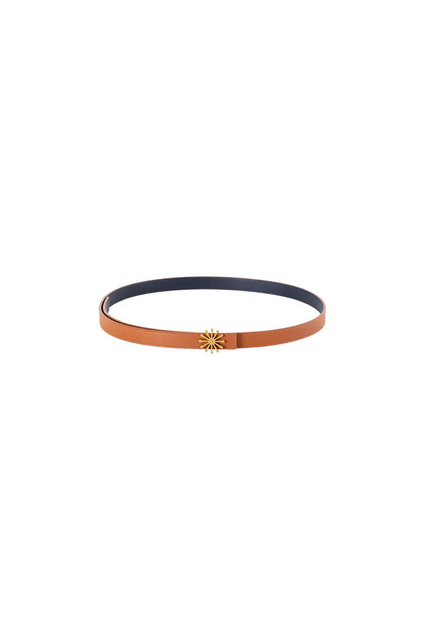 Cinto de couro de 20mm na cor marrom com fivela metálica dourada elegante com acabamento com costuras reforçadas, design sofisticado e atemporal ideal para ajustar e complementar o visual com elegância.
