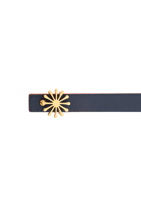 Cinto de couro de 20mm na cor marrom com fivela metálica dourada elegante com acabamento com costuras reforçadas, detalhes premium e silhueta limpa, uma peça versátil indispensável para o guarda-roupa contemporâneo.