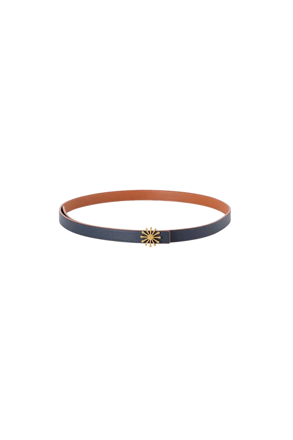 Cinto de couro de 20mm na cor marrom com fivela metálica dourada elegante com acabamento com costuras reforçadas, acabamento minimalista e moderno que adiciona estilo e personalidade a qualquer composição.
