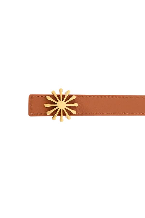 Cinto de couro de 20mm na cor marrom com fivela metálica dourada elegante com acabamento com costuras reforçadas, estética refinada e funcional, perfeito para elevar o look do dia a dia com um toque de luxo.