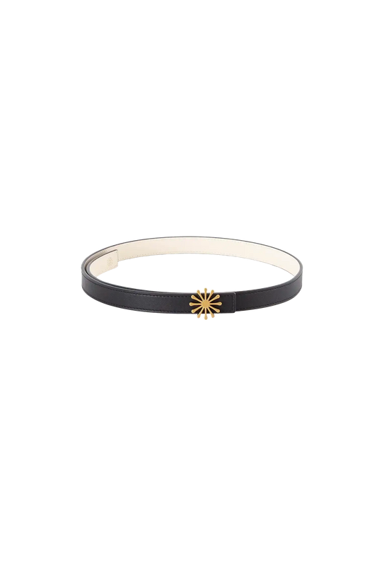 Cinto de couro de 20mm na cor preto com fivela metálica dourada elegante com acabamento com costuras reforçadas, visual clean e sofisticado que valoriza a silhueta, perfeito tanto para alfaiataria quanto para looks casuais.