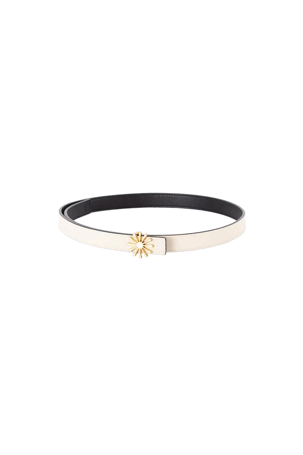 Cinto de couro de 20mm na cor preto com fivela metálica dourada elegante com acabamento com costuras reforçadas, essencial para marcar a cintura com sutileza, aliando durabilidade e elegância no vestuário diário.