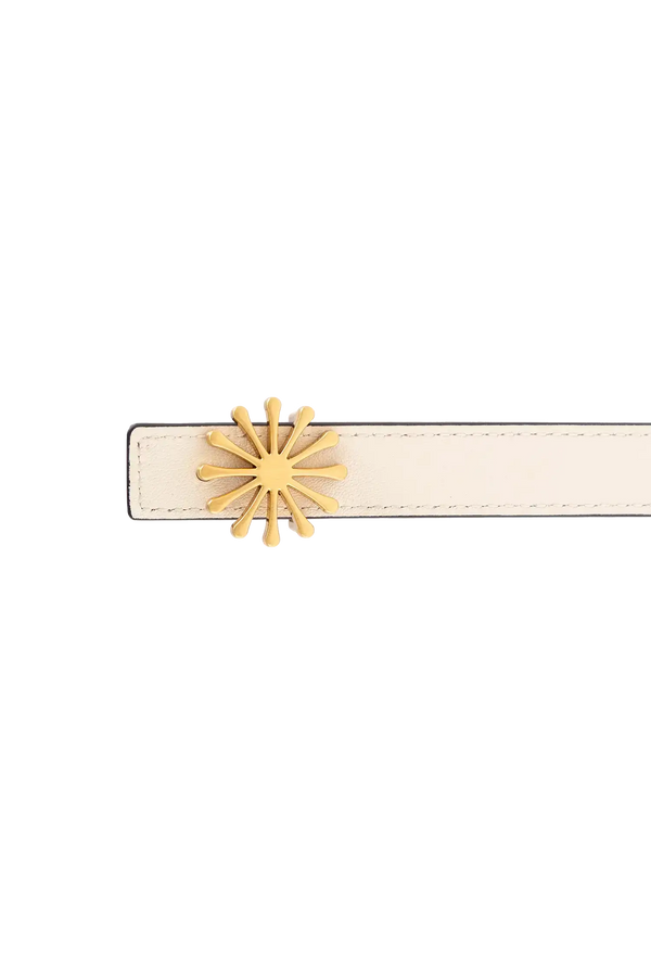 Cinto de couro de 20mm na cor preto com fivela metálica dourada elegante com acabamento com costuras reforçadas, acabamento minimalista e moderno que adiciona estilo e personalidade a qualquer composição.