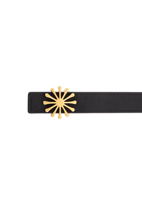 Cinto de couro de 20mm na cor preto com fivela metálica dourada elegante com acabamento com costuras reforçadas, design sofisticado e atemporal ideal para ajustar e complementar o visual com elegância.