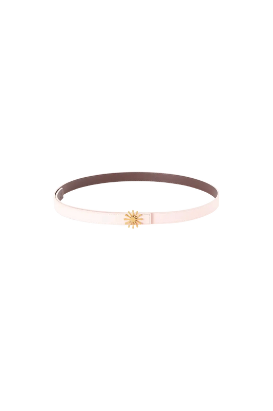 Cinto de couro de 20mm na cor marrom com fivela metálica dourada elegante com acabamento com costuras reforçadas, estética refinada e funcional, perfeito para elevar o look do dia a dia com um toque de luxo.