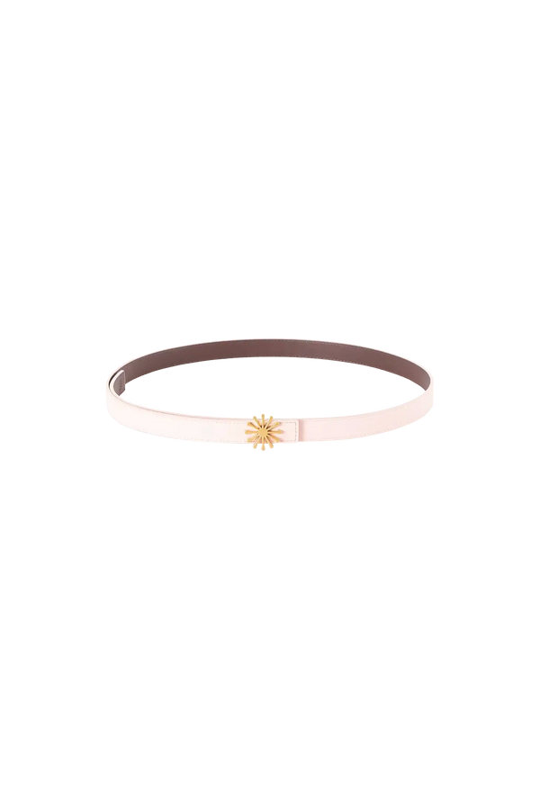 Cinto de couro de 20mm na cor marrom com fivela metálica dourada elegante com acabamento com costuras reforçadas, detalhes premium e silhueta limpa, uma peça versátil indispensável para o guarda-roupa contemporâneo.