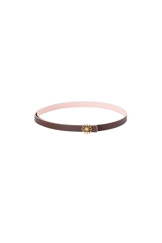 Cinto de couro de 20mm na cor marrom com fivela metálica dourada elegante com acabamento com costuras reforçadas, estética refinada e funcional, perfeito para elevar o look do dia a dia com um toque de luxo.