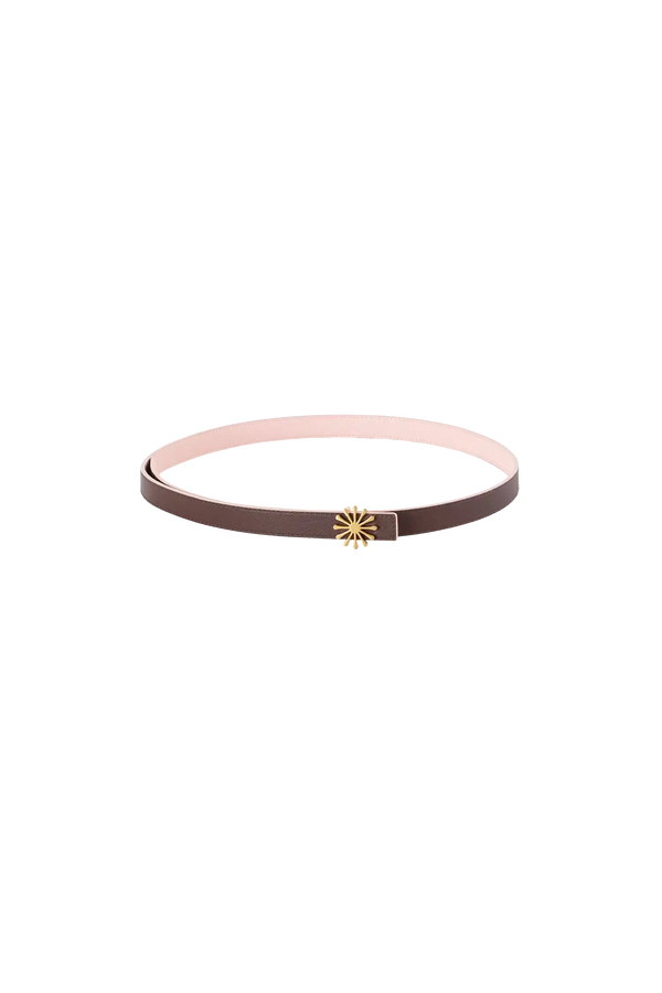 Cinto de couro de 20mm na cor marrom com fivela metálica dourada elegante com acabamento com costuras reforçadas, estética refinada e funcional, perfeito para elevar o look do dia a dia com um toque de luxo.