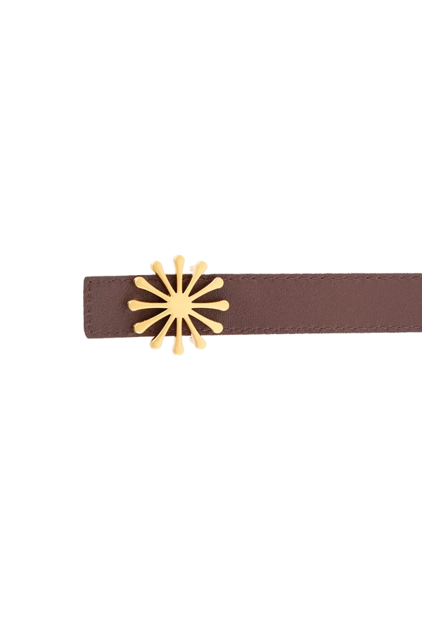 Cinto de couro de 20mm na cor marrom com fivela metálica dourada elegante com acabamento com costuras reforçadas, modelo versátil e elegante que combina praticidade com o refinamento do design de alta qualidade.