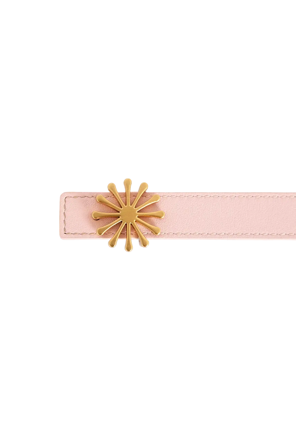 Cinto de couro de 20mm na cor marrom com fivela metálica dourada elegante com acabamento com costuras reforçadas, visual clean e sofisticado que valoriza a silhueta, perfeito tanto para alfaiataria quanto para looks casuais.