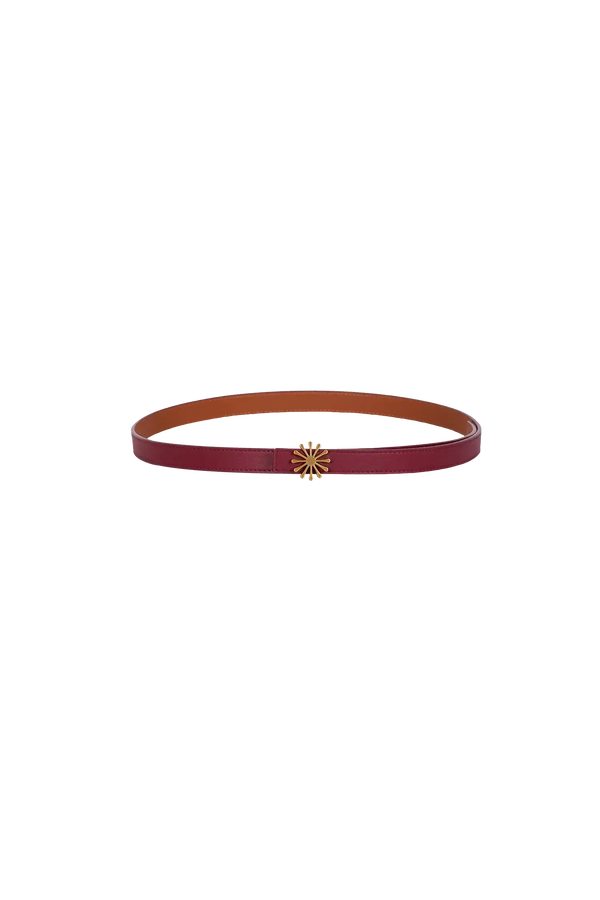 Cinto de couro de 20mm na cor marrom com fivela metálica dourada elegante com acabamento com costuras reforçadas, modelo versátil e elegante que combina praticidade com o refinamento do design de alta qualidade.