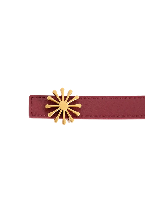 Cinto de couro de 20mm na cor marrom com fivela metálica dourada elegante com acabamento com costuras reforçadas, essencial para marcar a cintura com sutileza, aliando durabilidade e elegância no vestuário diário.