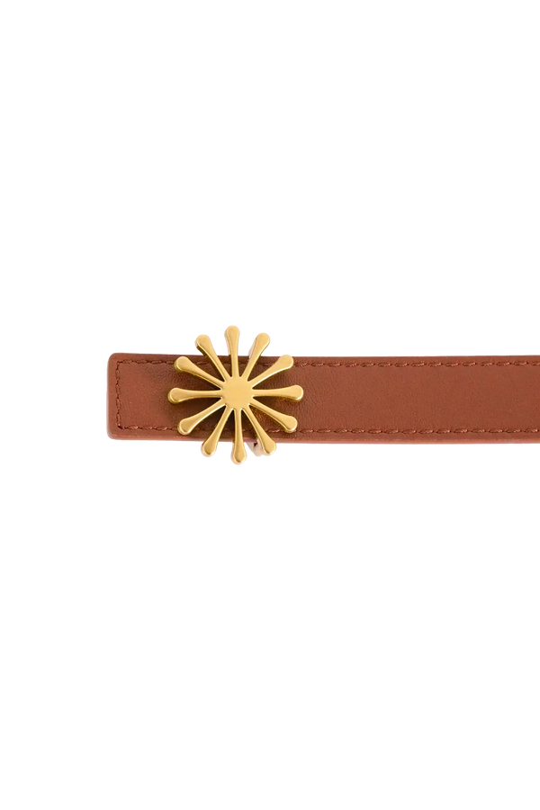 Cinto de couro de 20mm na cor marrom com fivela metálica dourada elegante com acabamento com costuras reforçadas, design sofisticado e atemporal ideal para ajustar e complementar o visual com elegância.