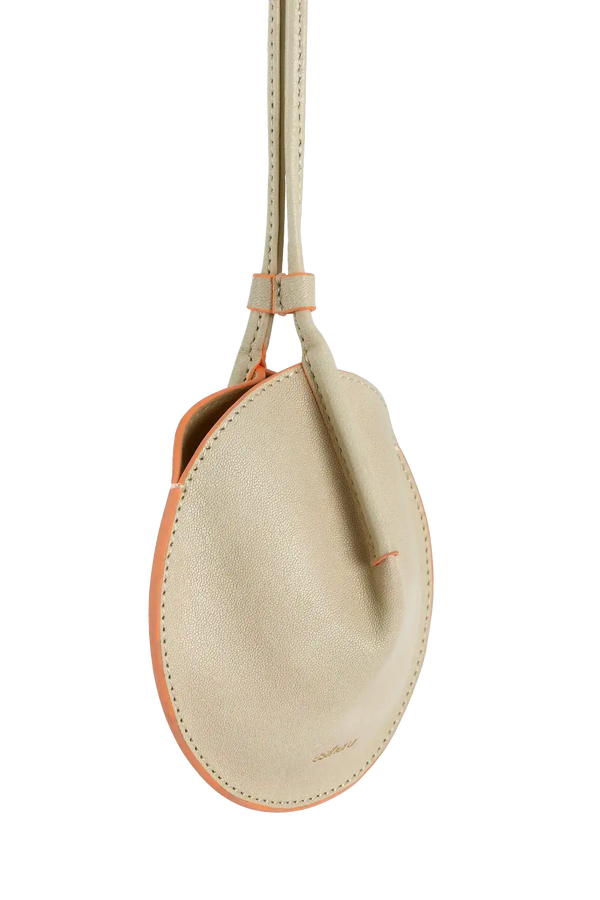 Bolsa minimalista em couro bege com detalhes em laranja, design brasileiro e sofisticado