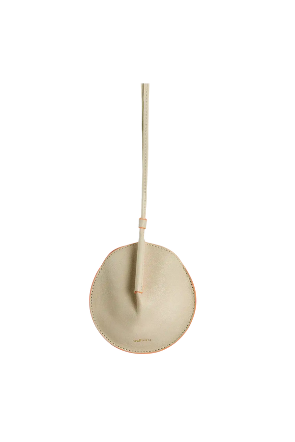 Bolsa circular em couro com alça longa e borda colorida, design brasileiro elegante