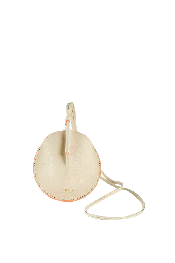 Bolsa circular bege com detalhe laranja e alça longa, design brasileiro sofisticado