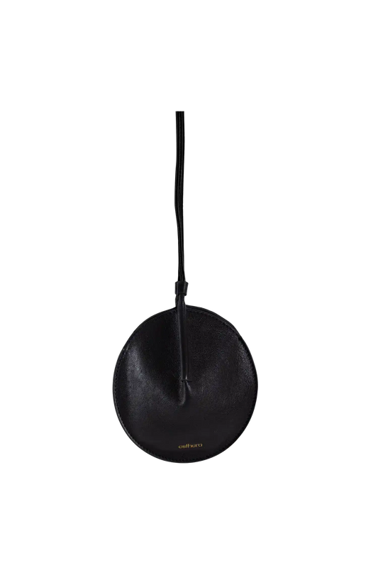 Bolsa circular preta com alça, design brasileiro e sofisticado, ideal para acessórios