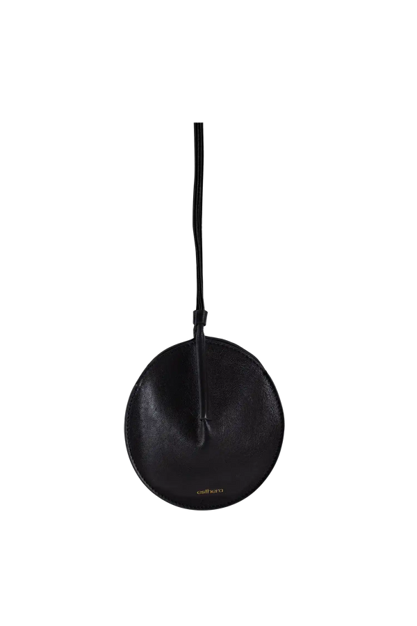 Bolsa circular preta com alça, design brasileiro e sofisticado, ideal para acessórios