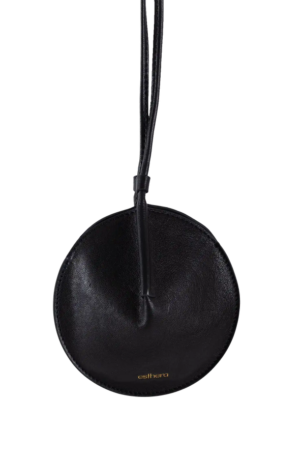 Bolsa circular preta com alça fina e logo dourado, design minimalista e sofisticado