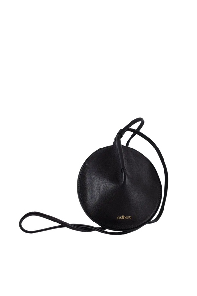 Bolsa redonda preta com alça longa e logo dourado, design brasileiro sofisticado e funcional