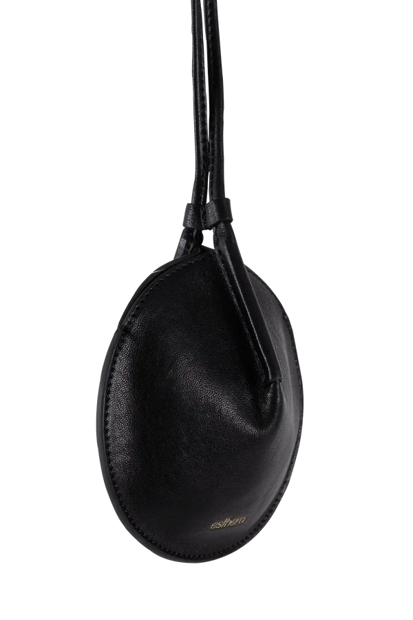 Bolsa preta oval com alça, design brasileiro e acabamento sofisticado