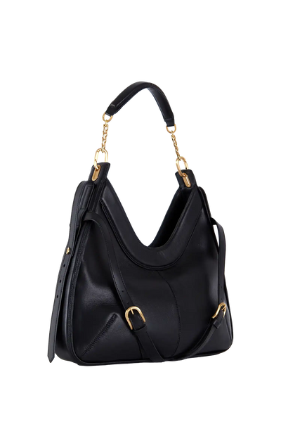 Bolsa preta de couro com alça de corrente dourada e detalhes em metal