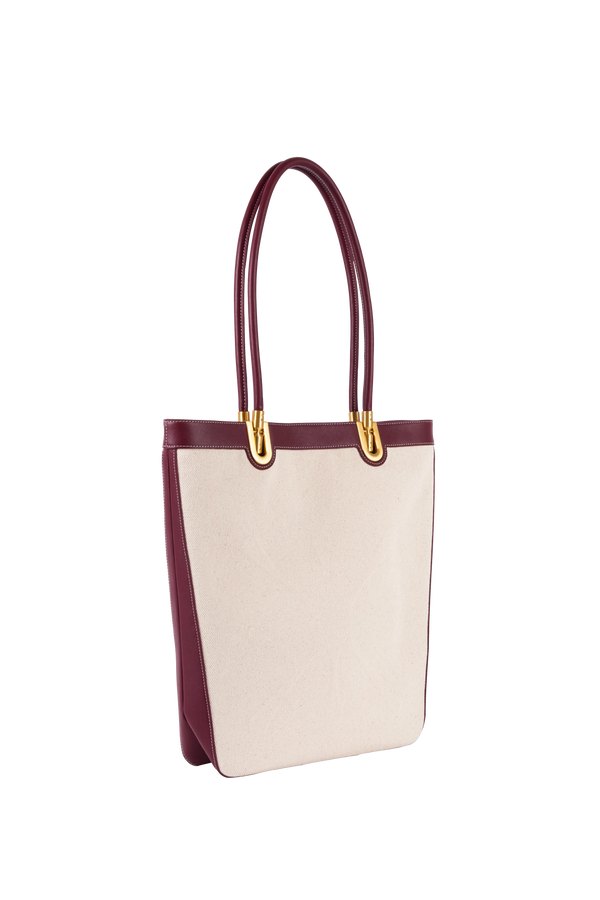 Bolsa de mão em couro legítimo na cor burgundy com fechamento seguro e alça ajustável confortável, design sofisticado e funcional ideal para o dia a dia.