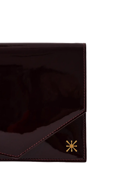 Bolsa em couro legítimo na cor burgundy com fechamento seguro e alça ajustável confortável, design sofisticado e funcional ideal para o dia a dia.