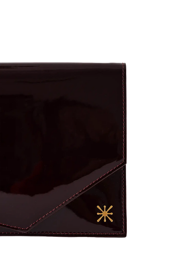 Bolsa em couro legítimo na cor burgundy com fechamento seguro e alça ajustável confortável, design sofisticado e funcional ideal para o dia a dia.