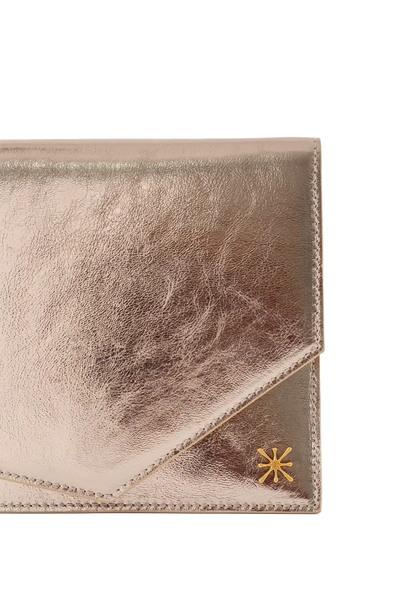 Bolsa em couro legítimo na cor com tom elegante com fechamento seguro e alça ajustável confortável, design sofisticado e funcional ideal para o dia a dia.