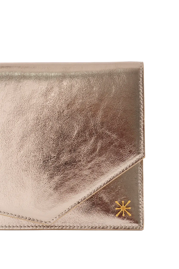 Bolsa em couro legítimo na cor com tom elegante com fechamento seguro e alça ajustável confortável, design sofisticado e funcional ideal para o dia a dia.