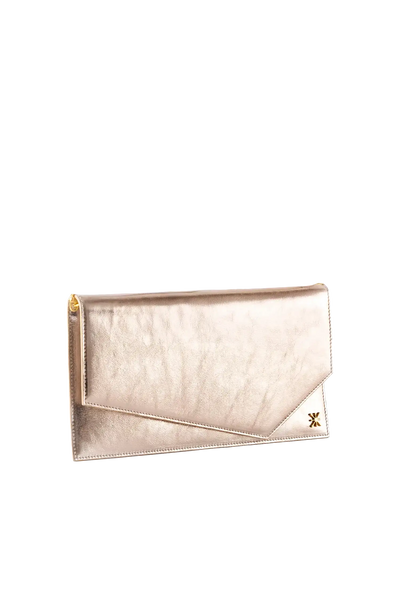Bolsa em couro legítimo na cor com tom elegante com fechamento seguro e alça ajustável confortável, design sofisticado e funcional ideal para o dia a dia.