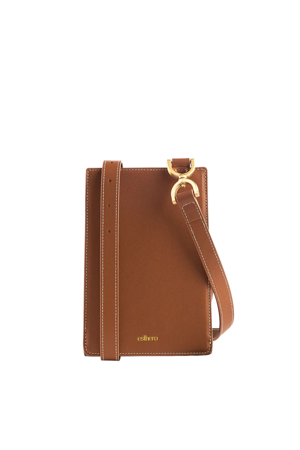 Bolsa de ombro em couro legítimo na cor marrom claro com fechamento seguro e alça ajustável confortável, design sofisticado e funcional ideal para o dia a dia.