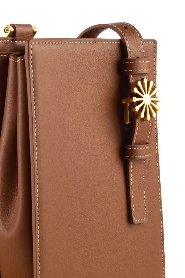 Bolsa de ombro em couro legítimo na cor marrom claro com fechamento seguro e alça ajustável confortável, design sofisticado e funcional ideal para o dia a dia.