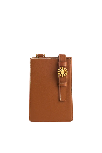 Bolsa de ombro em couro legítimo na cor marrom claro com fechamento seguro e alça ajustável confortável, design sofisticado e funcional ideal para o dia a dia.