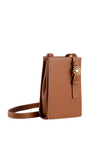 Bolsa de ombro em couro legítimo na cor marrom claro com fechamento seguro e alça ajustável confortável, design sofisticado e funcional ideal para o dia a dia.