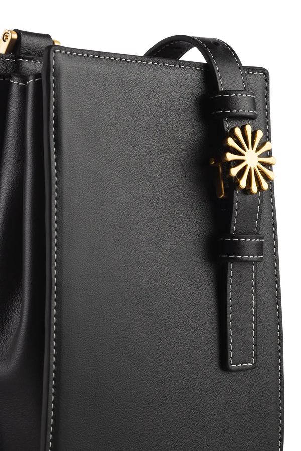 Bolsa de ombro em couro legítimo na cor preta com fechamento seguro e alça ajustável confortável, design sofisticado e funcional ideal para o dia a dia.