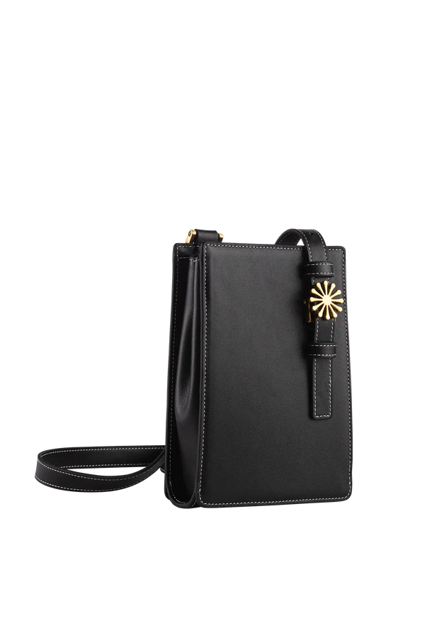 Bolsa de ombro em couro legítimo na cor preta com fechamento seguro e alça ajustável confortável, design sofisticado e funcional ideal para o dia a dia.