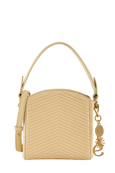 Bolsa bege com costura em zig-zag, alça de mão e detalhe dourado, design brasileiro e sofisticado