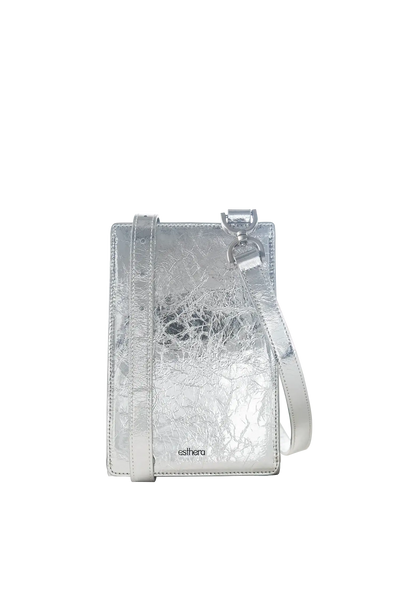 Bolsa de ombro em couro legítimo na cor com tom elegante com fechamento seguro e alça ajustável confortável, design sofisticado e funcional ideal para o dia a dia.