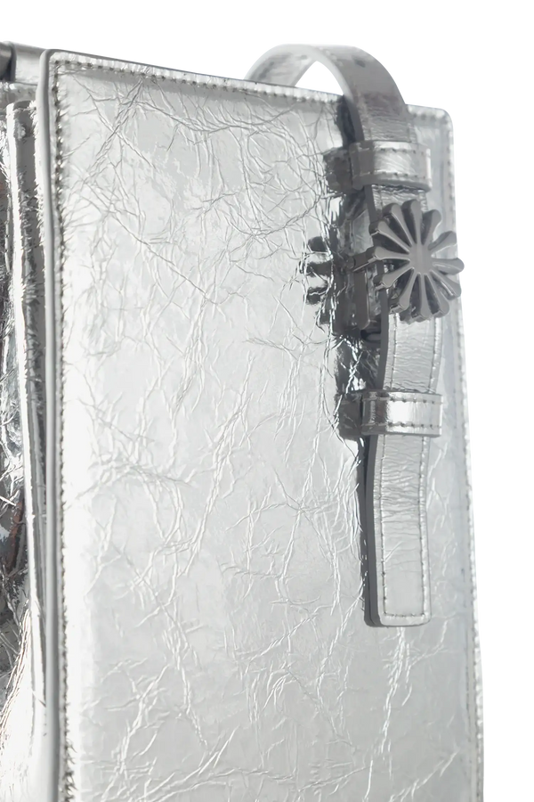 Bolsa de ombro em couro legítimo na cor com tom elegante com fechamento seguro e alça ajustável confortável, design sofisticado e funcional ideal para o dia a dia.