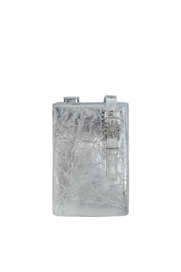 Bolsa de ombro em couro legítimo na cor com tom elegante com fechamento seguro e alça ajustável confortável, design sofisticado e funcional ideal para o dia a dia.
