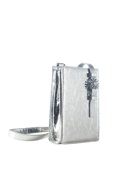 Bolsa de ombro em couro legítimo na cor com tom elegante com fechamento seguro e alça ajustável confortável, design sofisticado e funcional ideal para o dia a dia.