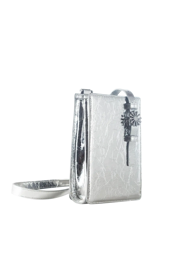 Bolsa de ombro em couro legítimo na cor com tom elegante com fechamento seguro e alça ajustável confortável, design sofisticado e funcional ideal para o dia a dia.