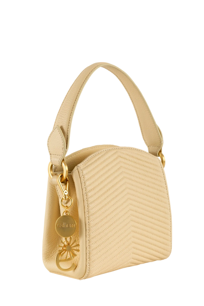Bolsa bege com costura em zig-zag e detalhes dourados, design brasileiro e sofisticado.